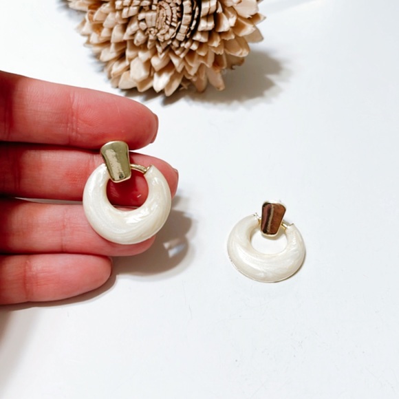 Free People Jewelry - Geo hoop earrings M253